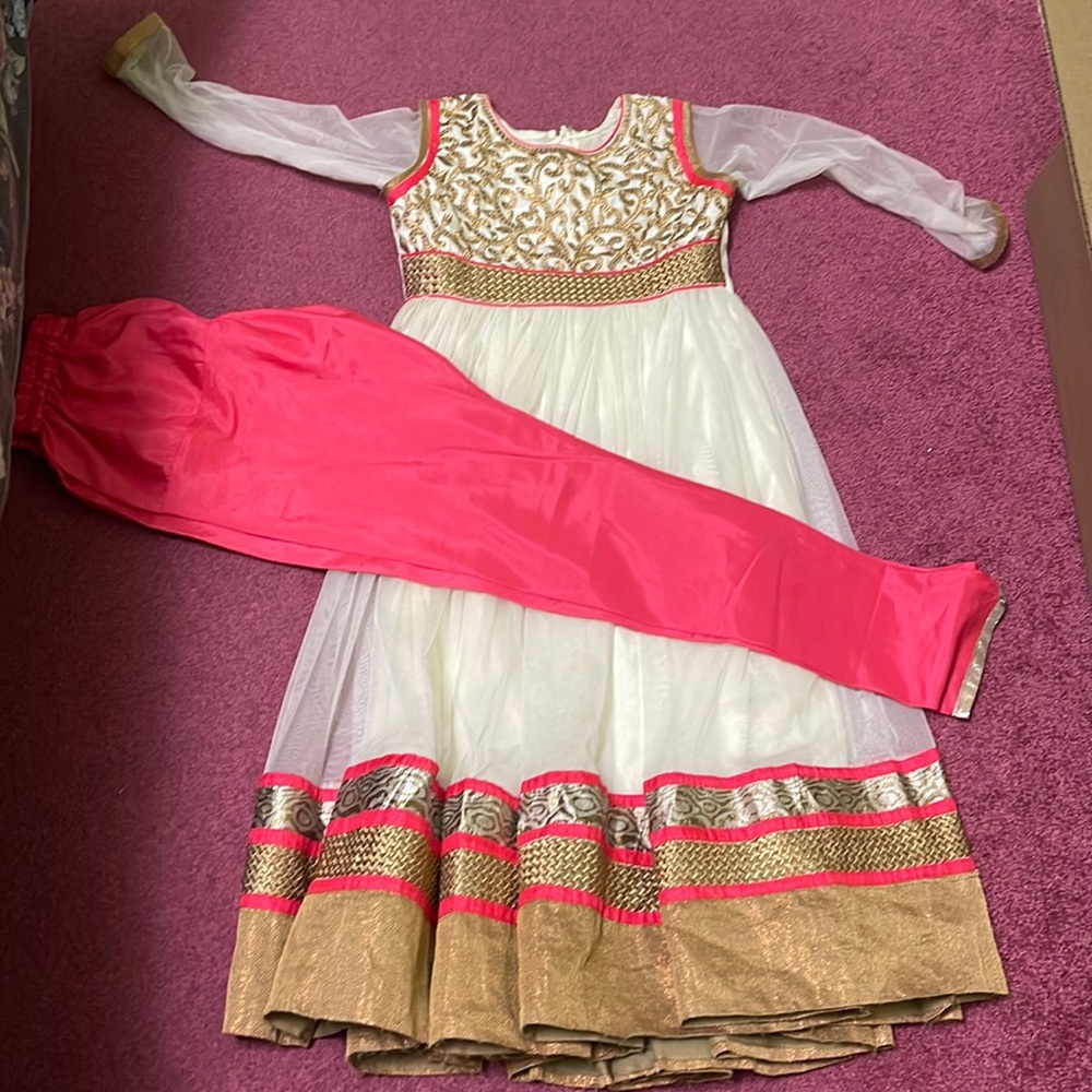 New suit for girls. Good condition.